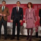 El presidente de la Junta de Andalucía, Juanma Moreno; el exlider de Ciudadanos, Albert Rivera; la moderadora Gloria Lomana; y el presidente de Castilla la Mancha, Emiliano García-Page, en el coloquio celebrado ayer sobre liderazgo.