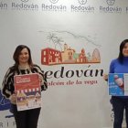 Nely Ruiz, alcaldesa de Redovan acompañada de Maite Martinez en la presentación de La Feria del comercio de Navidad