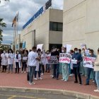 Los trabajadores del centro se han concentrado en las puertas de urgencias