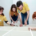 Trabajadores de IKEA montando una de sus estanterías.
