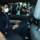 Novak Djokovic, en un coche camino del aeropuerto de Melbourne tras ser expulsado de Australia.