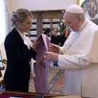 Yolanda Díaz muestra al Papa la estola que le ha regalado