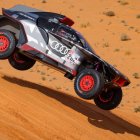 El Audi de Carlos Sainz surcando las dunas del desierto de Arabia.