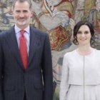 Felipe VI, durante una recepción a Ayuso en Zarzuela.