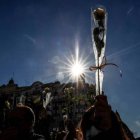 Una marea de rosas blancas recorrió las calles de Valencia en homenaje a Cristina