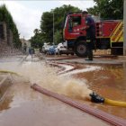 Bomberos achican agua en una calle de Benicàssim (Castellón) tras las lluvias torrenciales - CONSORCIO PROVINCIAL DE BOMBEROS DE CASTELLÓN