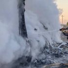 Los bomberos han extinguido el incendio de uno de los camiones accidentados