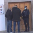 Agentes registrando el Ayuntamiento de San Martín de Valdeiglesias (Telemadrid)