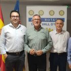 Vicent Aparici (camisa verde) junto a miembros de la nueva junta directiva de Club Rotary de La Vall d'Uixó