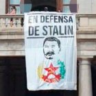 Imagen de la pancarta de Stalin colocada en el balcón del Ayuntamiento de Valencia