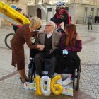 Constantino ha acudido a la Plaça de Baix con su nieta