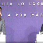 El candidato de Podemos en Castilla y León e Isa Serra se miran sin saber qué decir tras la pregunta