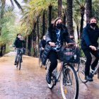 Giussepe Grezzi y Esther Díez han recorrido la ciudad de Elche en bici