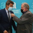 Luis Romero ha condecorado a Carlos Mazón con la insigniade la Casa de Andalucía