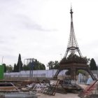 La reproducción de la torre parisina está en una chatarrería de Dènia