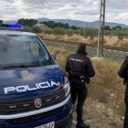 Este es el lugar donde los agentes consiguieron rescatar al hombre que caminaba por las vías