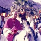 Monseñor Francisco Álvarez Martínez durante su entrada en mula blanca en Orihuela en 1989 / Fotos: Pedro Gómez Barber