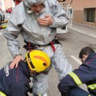 El agente del cuerpo de bomberos ha tenido que entrar al domicilio ataviado con un traje especial