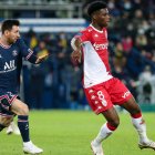 Tchouaméni protege el balón ante 
Messi durante un partido entre el Mónaco y el PSG esta temporada.