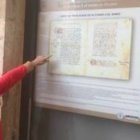 La exposición sobre la influencia de Alfonso X en la ciudad se puede ver en los grandes ventanales del edificio