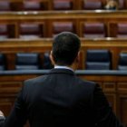 Pedro Sánchez, en un pleno del Congreso, se dirige a un hemiciclo vacío.