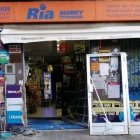 Tienda que ha sufrido el robo y alunizaje en Benimàmet