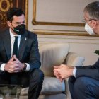 El presidente de la Junta, Juanma Moreno, ha recibido este miércoles en el Palacio de San Telmo al gobernador del Banco de España, Pablo Hernández de Cos.