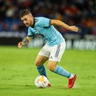 Javi Galán conduce el balón durante un partido con el Celta.