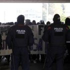 Línea policial ante el edificio de la UAB donde se celebra el acto de S'ha Acabat