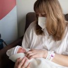 Mariia, madre ucraniana huída de la guerra, y su bebé, nacido en el Hospital de Dénia. Foto: Ribera Salud