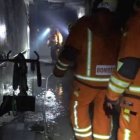 Bomberos en el interior de la residencia de Moncada sofocando el incendio