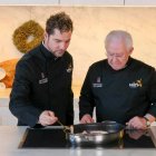 David Bisbal junto al chef  Antonio Gázquez, preparando la receta con el sabor más almeriense.