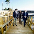 El alcalde de alicante, Luis Barcala, junto al edil de seguridad y a los representantes vecinales