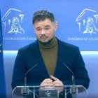 Rufián respondiendo en el Congreso a los periodistas