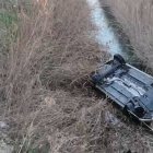 El vehículo ha quedado volcado boca abajo sumergido parcialmente en el agua de la acequia