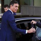 Pedro Sánchez, subiendo al coche oficial