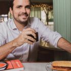 Garzón con un bocadillo de carne