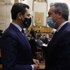 El presidente de la Junta de Andalucía, Juanma Moreno (PP), con el secretario socialista, Juan Espadas , tras su designación como senador.