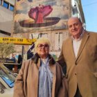 Rosita Amores y un fan posan ante el mural que se ha vuelto a instalar en Valencia