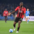 Kessié conduce el balón durante un partido con el AC Milan.