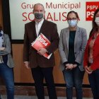 El secretario general del PSPV-PSOE de Alicante, Miguel Millana, acompañado por tres concejalas del grupo municipal