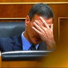 Sánchez, en un gesto pensativo en su escaño del Congreso.