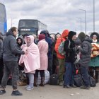 Decenas de ciudadanos ucranianos esperan en la frontera para salir hacía sus países de acogida.