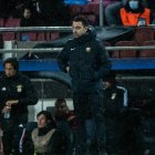 Xavi Hernández, en el banquillo del Nou Camp, durante el partido de Champions ante el Benfica.