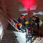 Los bomberos han rescatado al joven accidentado