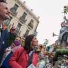 El vicesecretario general de Cs y portavoz del Comité Ejecutivo, Edmundo Bal; y la portavoz de Cs en las cortes valencianas, Ruth Merino; observan la Falla Convento Jerusalén.