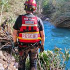 Los bomberos rastrearon la zona por donde la corriente del río arrastró el cuerpo del joven