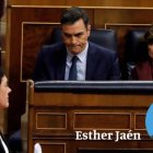 Mertxe Aizpurua (Bildu) cruza frente a Pedro Sánchez y Carmen Calvo (PSOE)