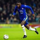 Rudiger conduce un balón durante un partido con el Chelsea.