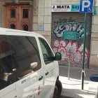 Imagen del vehículo estacionado en la plaza para minusválidos.